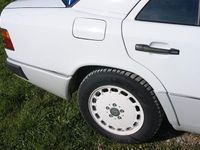 Gebraucht Mercedes E230 132 PS (97 kW) 1990 Weiß Limousine