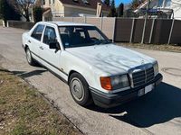 Gebraucht Mercedes E230 136 PS (100 kW) 1986 Weiß Limousine