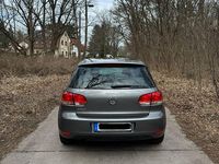 Gebraucht VW Golf VI Team 105 PS (77 kW) 2011 Grau Kleinwagen