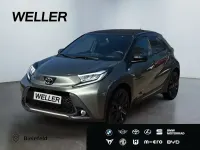 Gebraucht Toyota Aygo Style 72 PS (52 kW) 2023 Cardamon green / night sky black (gruen) Kleinwagen