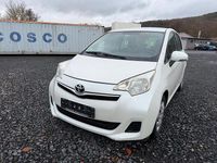 Gebraucht Toyota Verso-S Life 99 PS (72 kW) 2011 Weiß Van / Kleinbus
