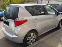 Gebraucht Toyota Verso-S 99 PS (72 kW) 2011 Silber Van / Kleinbus