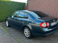 Gebraucht VW Jetta 140 PS (102 kW) 2010 Blau Limousine