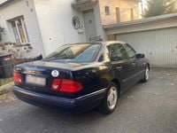 Gebraucht Mercedes E200 136 PS (100 kW) 1997 Blau Limousine