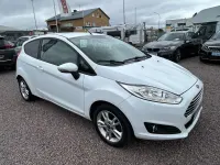 Gebraucht Ford Fiesta Trend 82 PS (60 kW) 2015 Weiß Kleinwagen
