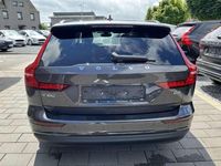 Gebraucht Volvo V60 Core 197 PS (144 kW) 2023 Grau (platinum grey / metallic) Kombi