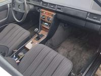 Gebraucht Mercedes E230 132 PS (97 kW) 1988 Weiß Limousine