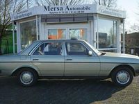 Gebraucht Mercedes 230 136 PS (100 kW) 1983 Grün Limousine