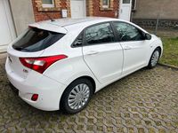 Gebraucht Hyundai i30 110 PS (80 kW) 2015 Weiß Limousine