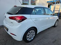Gebraucht Hyundai i20 75 PS (55 kW) 2015 Weiß Kleinwagen