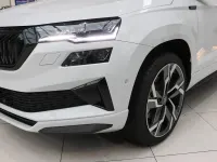 Neu Skoda Karoq SportLine 150 PS (110 kW) 2026 Moonweiß perleffekt (weiß) SUV