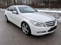 Gebraucht Mercedes E220 170 PS (125 kW) 2012 Calcitweiss  unilack Coupé