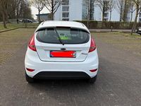 Gebraucht Ford Fiesta Trend 88 PS (64 kW) 2012 Weiß Kleinwagen