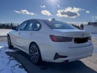 Używany BMW 318 Advantage 150 KM (110 kW) 2019 Biały Sedan/Limuzyna