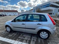 Gebraucht Ford Fiesta Ambiente 60 PS (44 kW) 2006 Silber Kleinwagen
