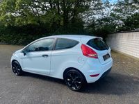 Gebraucht Ford Fiesta 82 PS (60 kW) 2012 Weiß Kleinwagen