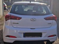 Gebraucht Hyundai i20 Classic 84 PS (61 kW) 2016 Weiß Limousine