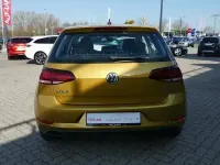 Gebraucht VW Golf VII Trendline 110 PS (80 kW) 2017 Gold Kleinwagen
