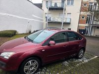 Gebraucht Ford Focus 100 PS (73 kW) 2004 Rot Kleinwagen