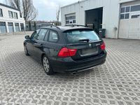 Gebraucht BMW 320 177 PS (130 kW) 2010 Schwarz Kombi