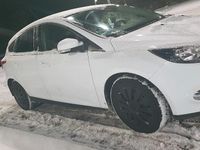 Gebraucht Ford Focus 101 PS (74 kW) 2012 Weiß Limousine