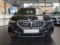 Gebraucht BMW 520 M Sport 208 PS (152 kW) 2025 Sophistograu brillanteffekt me Kombi