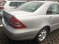 Second-hand Mercedes E200 129 CP (94 kW) 2002 Argintiu Berlinǎ