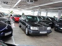 Second-hand Mercedes E220 150 CP (110 kW) 1992 Negru Berlinǎ