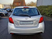 Gebraucht Toyota Yaris Basis 69 PS (50 kW) 2014 Silber Kleinwagen
