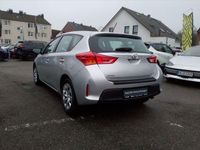 Gebraucht Toyota Auris Basis 99 PS (72 kW) 2015 Silber Limousine