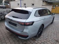 Neu VW Passat R-line 193 PS (141 kW) 2026 Oyster silver metallic Kombi