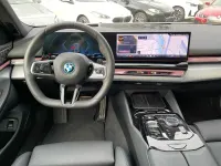 Gebraucht BMW 550e M Sport 489 PS (359 kW) 2025 Cape york grün Kombi