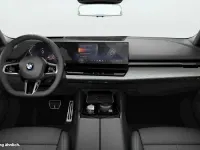 Gebraucht BMW 520 M Sport 197 PS (144 kW) 2024 Saphirschwarz Kombi