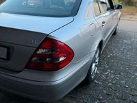 Gebraucht Mercedes E220 150 PS (110 kW) 2002 Silber Limousine