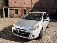 Gebraucht Renault Clio II Night&Day 75 PS (55 kW) 2011 Silber Limousine