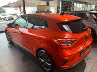 Gebraucht Renault Clio V Bose Edition 144 PS (105 kW) 2023 Orange Limousine