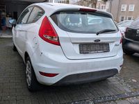 Gebraucht Ford Fiesta 60 PS (44 kW) 2011 Weiß Kleinwagen