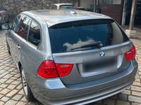Gebraucht BMW 318 143 PS (105 kW) 2011 Grau Kombi