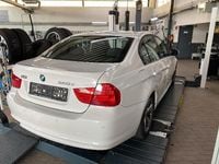Gebraucht BMW 320 Comfort Edition 163 PS (119 kW) 2010 Weiß Limousine