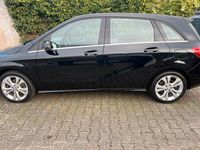 Gebraucht Mercedes B180 122 PS (89 kW) 2015 Schwarz Van / Kleinbus