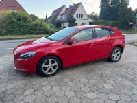 Gebraucht Volvo V40 120 PS (88 kW) 2017 Solidlak passion red / solid Limousine