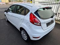 Gebraucht Ford Fiesta Trend 65 PS (47 kW) 2015 Weiß Kleinwagen