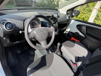 Gebraucht Toyota Aygo 68 PS (50 kW) 2013 Weiß Kleinwagen