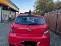 Gebraucht Hyundai i20 Trend 90 PS (66 kW) 2013 Rot Kleinwagen