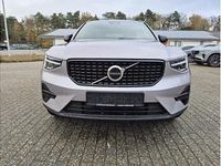 Neu Volvo XC40 Plus 163 PS (119 kW) 2025 Silber (aurora silver metallic) SUV