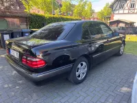 Usata Mercedes E240 Avantgarde 170 CV (125 kW) 1998 Nero Berlina