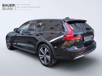 Gebraucht Volvo V60 CC Plus 197 PS (144 kW) 2022 Onyx black Kombi