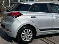 Gebraucht Hyundai i20 Passion 101 PS (74 kW) 2016 Silber Kleinwagen