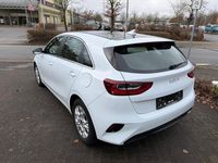 Gebraucht Kia Ceed 136 PS (100 kW) 2023 Weiß Kleinwagen