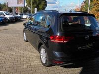 Gebraucht VW Touran 116 PS (85 kW) 2019 Schwarz Van / Kleinbus